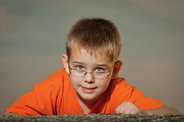 Portret van kleine schattige jongen — Stockfoto