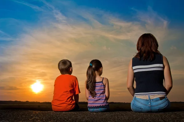 Family in the sunset — Stock Photo, Image