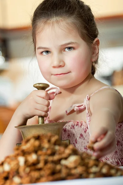 Schattig klein meisje met walnoot — Stockfoto