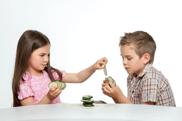 Mooie kleine childl met plantaardige — Stockfoto