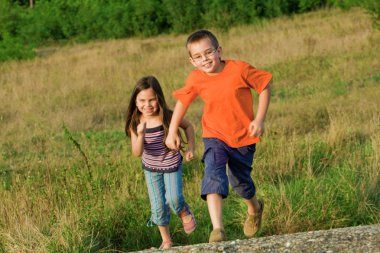 çayır çalışan mutlu çocuk