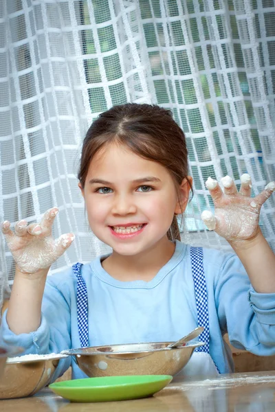 Lilla flickan att göra pizza till lunch med sin mamma — Stockfoto