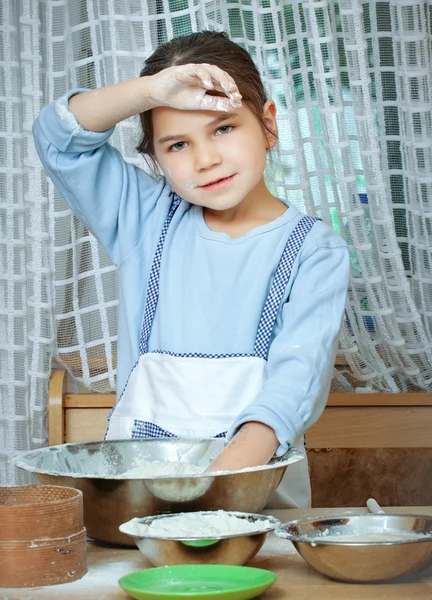 Lilla flickan att göra pizza till lunch med sin mamma — Stockfoto