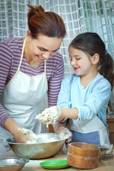 Little girl making pizza for lunch with her mother — Stock Photo, Image