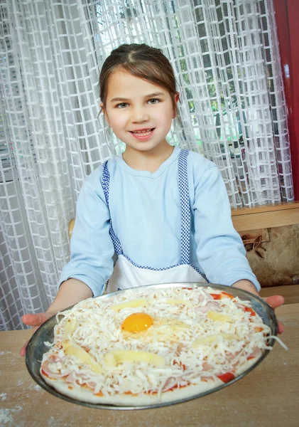 Lilla flickan att göra pizza till lunch med sin mamma — Stockfoto