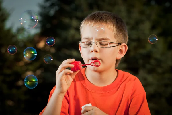 Jongen met zeepbellen — Stockfoto