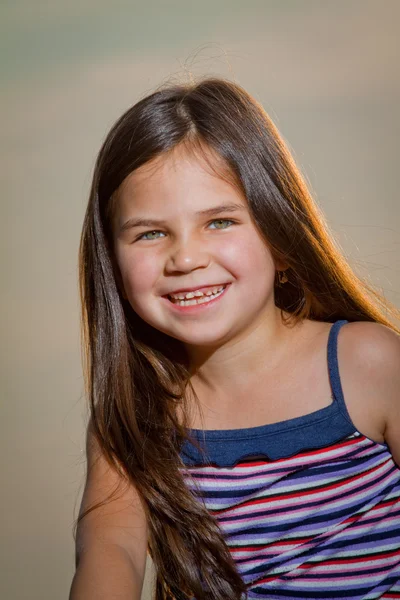 Niña posando en la cámara — Foto de Stock