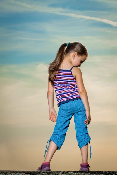 Niña posando en la cámara — Foto de Stock