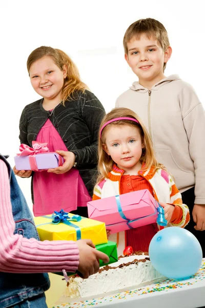 Группа детей на дне рождения — стоковое фото
