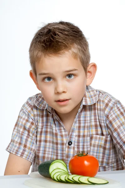 Mooie kleine childl met plantaardige — Stockfoto