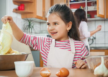 Anne ve kızı öğle yemeği için et hazırlamak