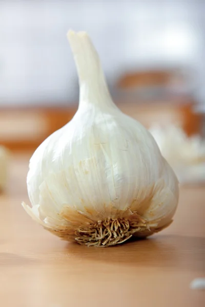 Garlic on kitchen table — Stock Photo, Image