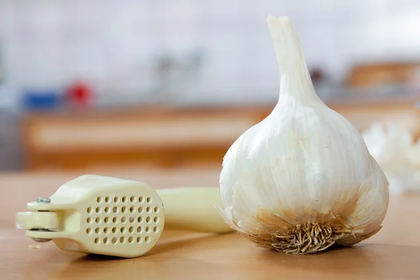 Garlic on kitchen table — Stock Photo, Image