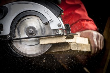 Daire testere ile bir marangoz