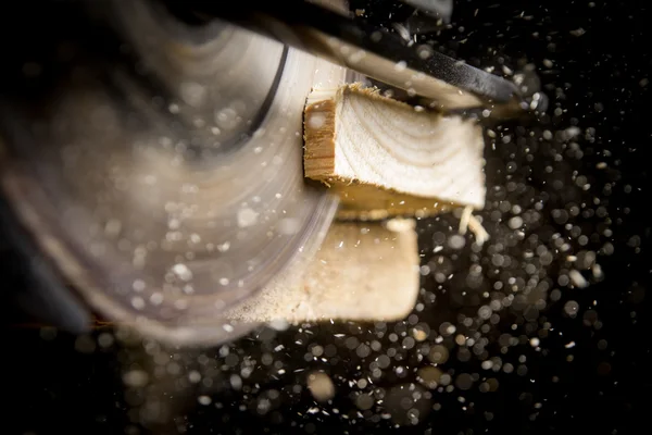 Carpinteiro com serra circular — Fotografia de Stock
