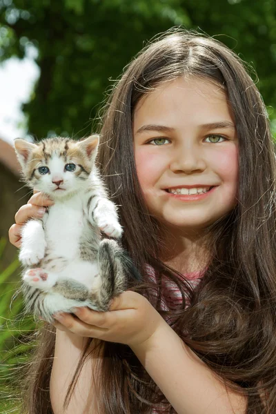 Niña feliz con un pequeño gato —  Fotos de Stock