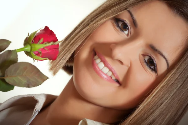 Close-up retrato de jovem bela mulher com rosa vermelha Fotografias De Stock Royalty-Free