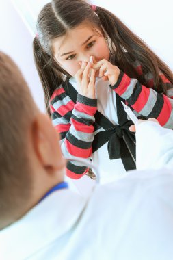 Soğuk hasta küçük kız