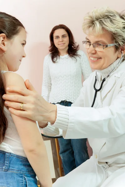 Médico examinando a un niño en un hospital — Foto de Stock