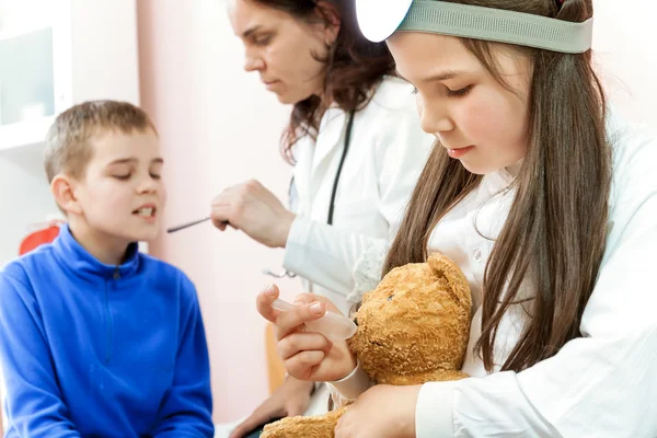 Arts behandeling van een kind in een ziekenhuis — Stockfoto