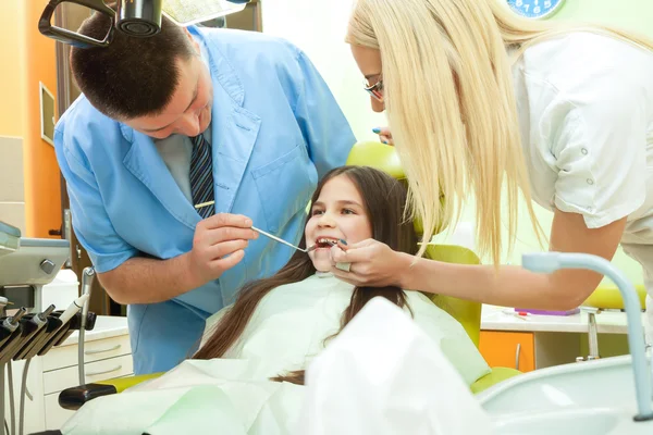 Menina sentada no consultório dos dentistas — Fotografia de Stock