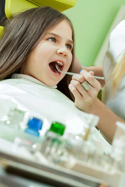 Niña sentada en el consultorio de dentistas — Foto de Stock