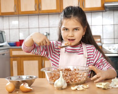 Anne ve kızı öğle yemeği için et hazırlamak