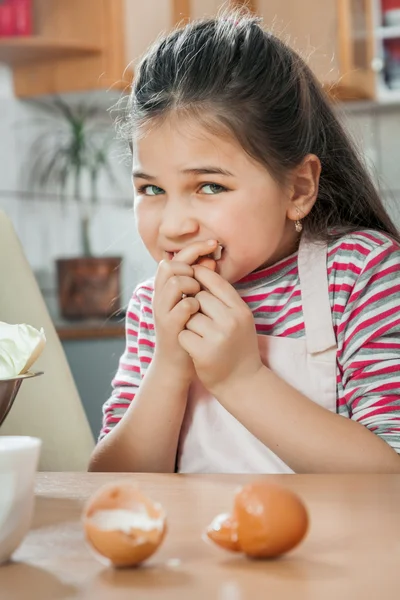 Moeder en dochter vlees voor te bereiden voor de lunch — Stockfoto