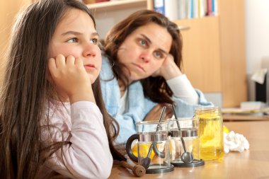 Anne ve kızı ile soğuk ya da grip