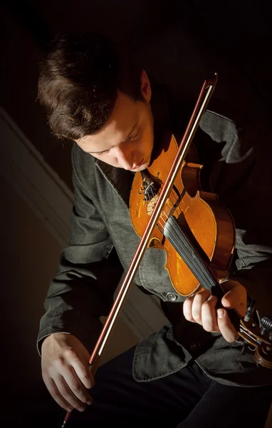 Tocando el violín — Foto de Stock