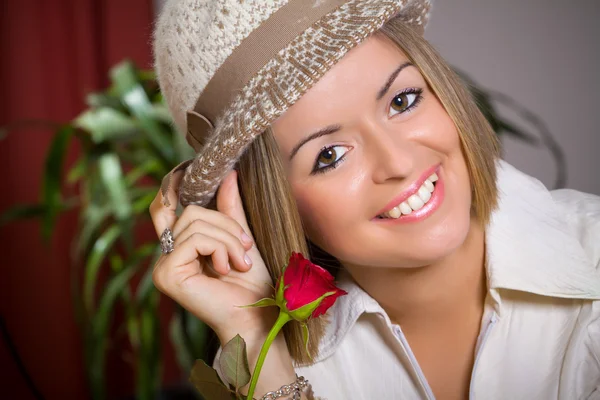 Retrato de cerca de una joven hermosa mujer con rosa roja — Foto de Stock