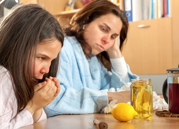 Mãe e filha com resfriado ou gripe — Fotografia de Stock