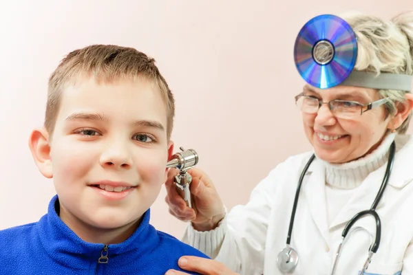 Médico examinando uma criança em um hospital — Fotografia de Stock