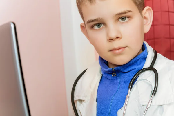 Liten pojke läkare — Stockfoto