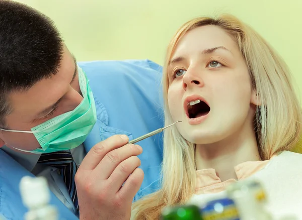 Beim Zahnarzt — Stockfoto