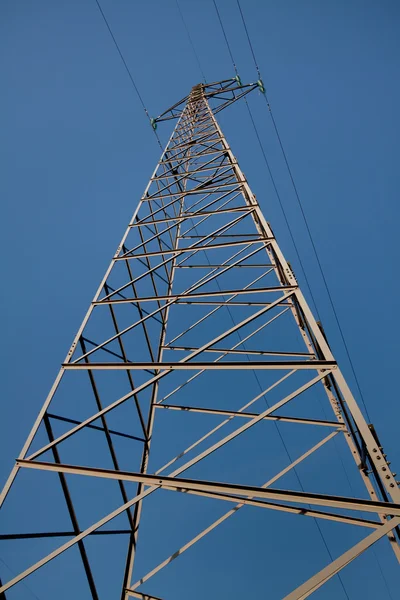 Silhouette of high voltage power transmission lines and pylons a — Stock Photo, Image