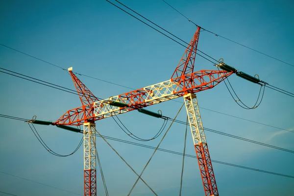 Silhouette of high voltage power transmission lines and pylons a — Stock Photo, Image