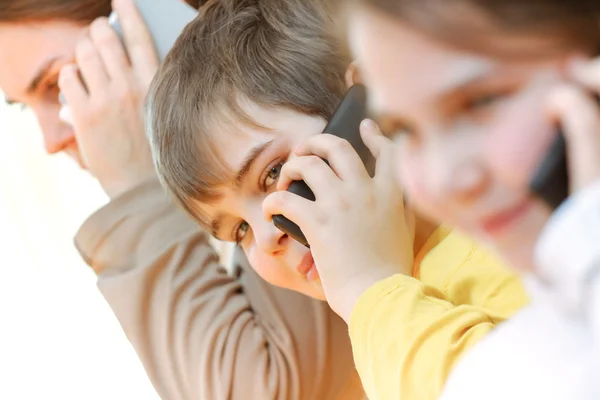Maminka a děti s chytrými telefony — Stock fotografie