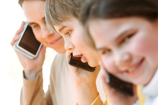 Mom and children with smartphones — Stock Photo, Image