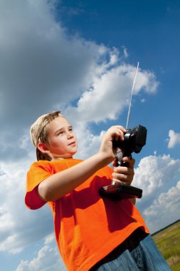 küçük çocuk rc oyuncak kontrol edilir.