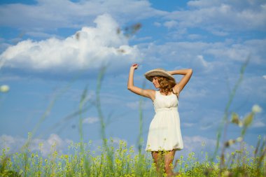 Güzel genç bir kadının portresi.