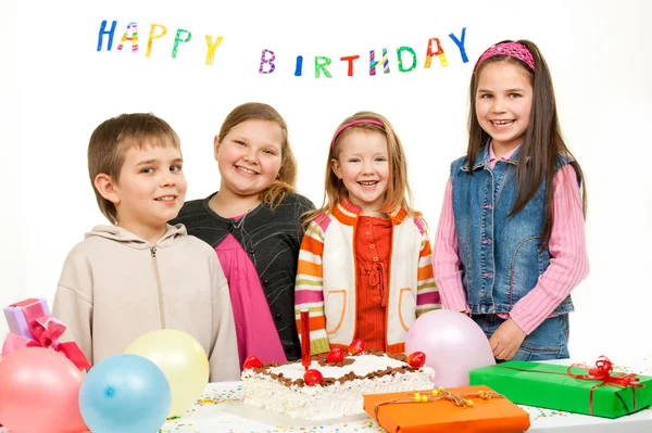 Grupa dzieci na urodziny — Zdjęcie stockowe
