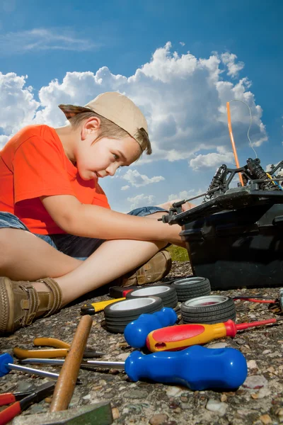 Reparera radio kontroll bilen — Stockfoto