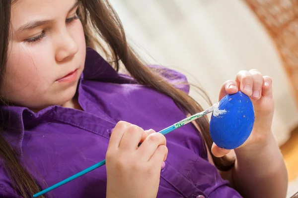 Mother and her children paint easter eggs — Stock Photo, Image