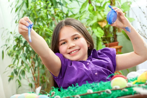 Anne ve çocukları Paskalya yumurtaları boya — Stok fotoğraf