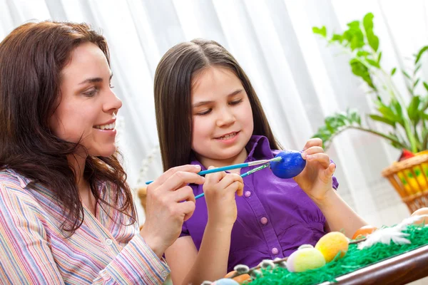 Anne ve çocukları Paskalya yumurtaları boya — Stok fotoğraf