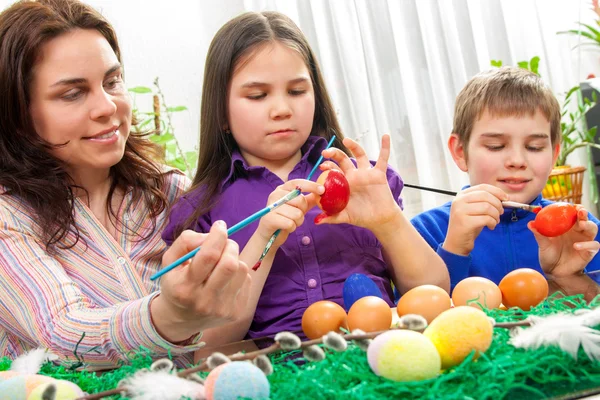 Madre e i suoi figli dipingono uova di Pasqua — Foto Stock