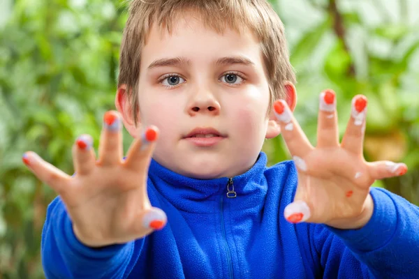 Madre e i suoi figli dipingono uova di Pasqua — Foto Stock