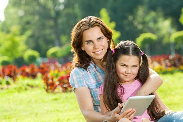 Šťastná rodina přes notebook, tablet pc — Stock fotografie