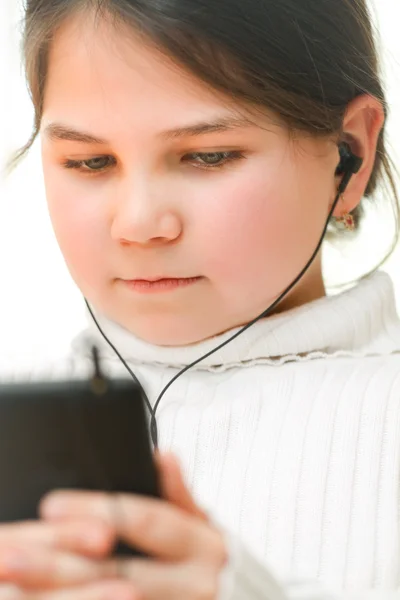 Kleines Mädchen spricht auf dem Handy — Stockfoto